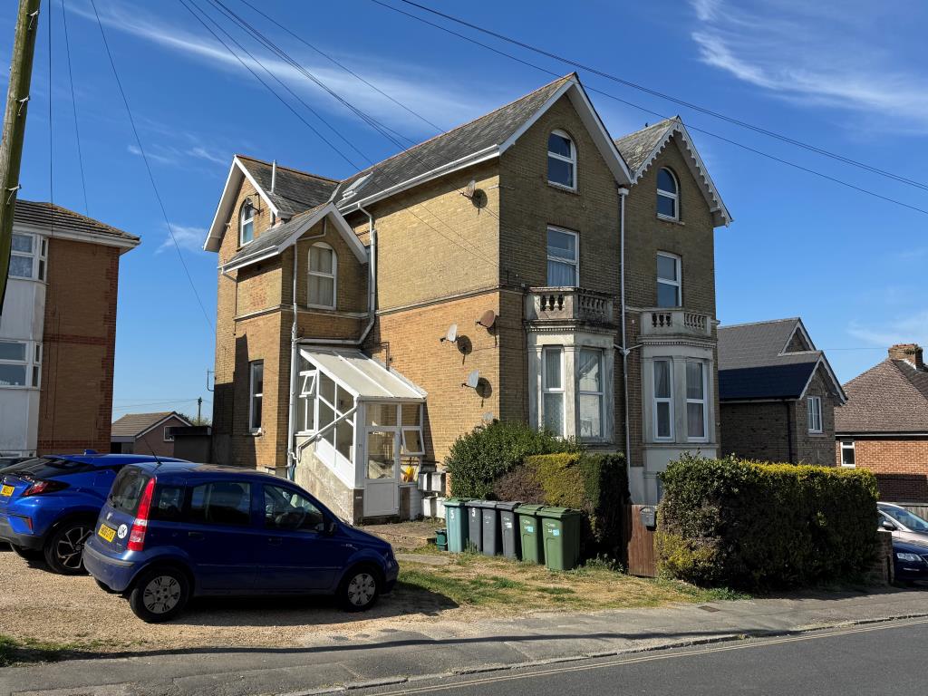 Lot: 23 - FREEHOLD BLOCK OF FIVE FLATS FOR INVESTMENT AND LARGE WORKSHOP/STORE WITH POTENTIAL - The Front View of the Building